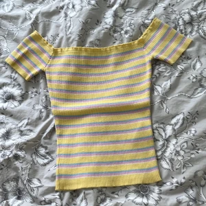 T-shirt  - T-shirt från newyorker. Köpte den för ca 4 år sen. Den är använd typ 2 gånger. Pris kan diskuteras vid snabb köp