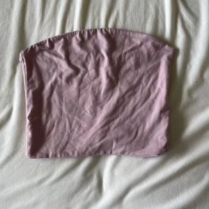 Lila tub-topp - Lila tub topp säljer för den sitter lite löst runt midjan, från bikbok. Köper man alla plagg från min sida som kostar 20kr kan man få dem för 150kr, pris kan diskuteras💗