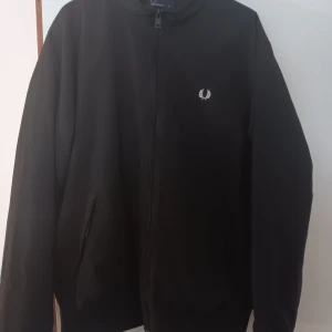 Fred perry  - Som ny använd 2 gånger  Size medium  Färg svart  Ny pris 2200kr