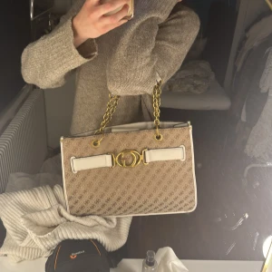 Guess väska - Nypris 1200kr