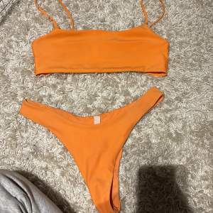 Orange bikini. Kan säljas separat om man vill. Toppen i storlek M underdelen i S.