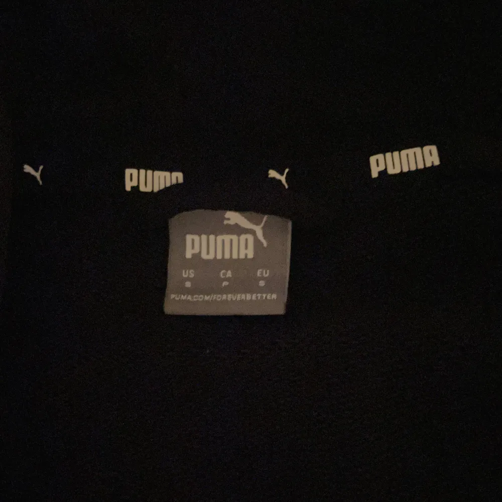 Zip-up hoodie från Puma, inga defekter. Nästan aldrig använd.. Hoodies.