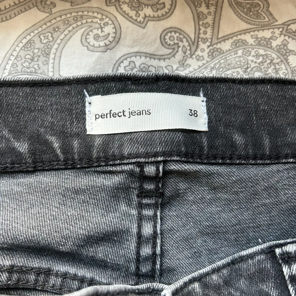 Storlek 38 andvänd en gång då de blev fel storlek. Jättefina och sköna jeans.. Jeans & Byxor.