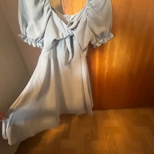  Sommarklänning xs/s -  Jag säljer denna jättefina sommarklänningen är jättebra skick har bara använt 2 gånger Jag säljer den för 60kr Vi kan gärna diskutera priset