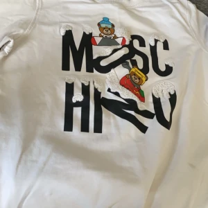 Moschino tröja  - Den har blivit liten men annars exakt som ny  Storlek 150 till 160 12 till 13 år  Inte använd som mycket  Pris kan diskuteras 