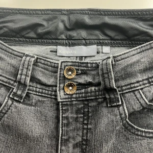 Lågmidjade jeans - Lågmidjade svarta/mörkgråjeans från Kappahl. Lite slitna i innelåren annars i perfekt skick. Kom privat vid frågar om mått. Pris kan diskuteras.