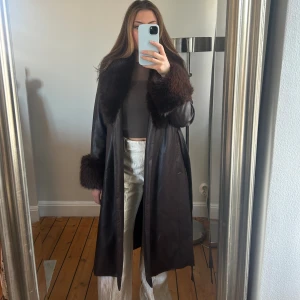 Kappa i läder - Kappa från New Look. I fusk - Päls/läder. Storlek 34.