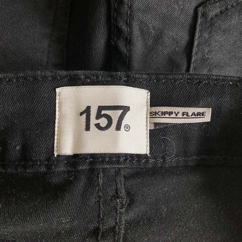 Svarta flare jeans från lager 157. Använda 2-3 gånger. Bra skick, inga defekter.💕Köparen står för frakten.. Jeans & Byxor.