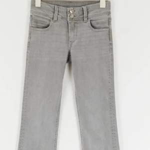 Super fina low waist bootcut jeans ifrån Gina Young. Säljer för att de tyvärr inte kommer till användning. 💘