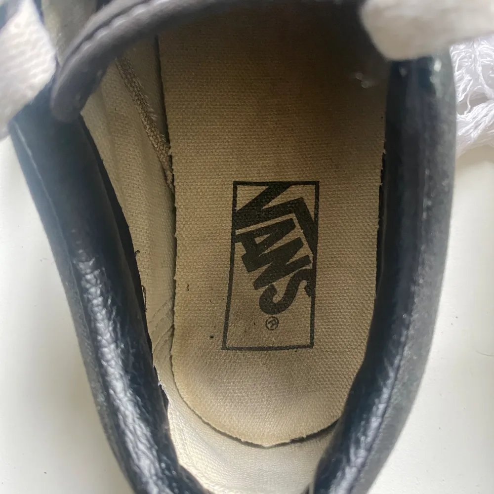 Säljer nu dessa vans strl 37. Inga skador utan man kan bara se att dem är använda.. Kengät.