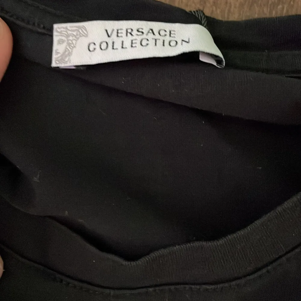 Tja säljer en skit snygg Versace collection t-shirt i storlek M. Varan är i väldigt bra skick. Skriv om du har några frågor 🙌✍🏻. T-shirts.