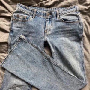 low waist jeans - säljer vidare dessa superfina jeans då dom inte passade mig. lånade bilderna av tjejen jag köpte jeansen av eftersom dom är för stora för mig. innerbenslängden är 81cm och midjemåttet är 76cm runt hela.