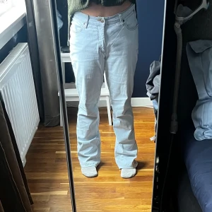 Ljusblåa jeans  - Väldigt ljusblåa jeans från Arizona med broderi på bakfickorna strlk 42