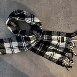 Scarf - Svartvit scarf från Lindex. Ganska kort men gör outfiten jättesnygg!!