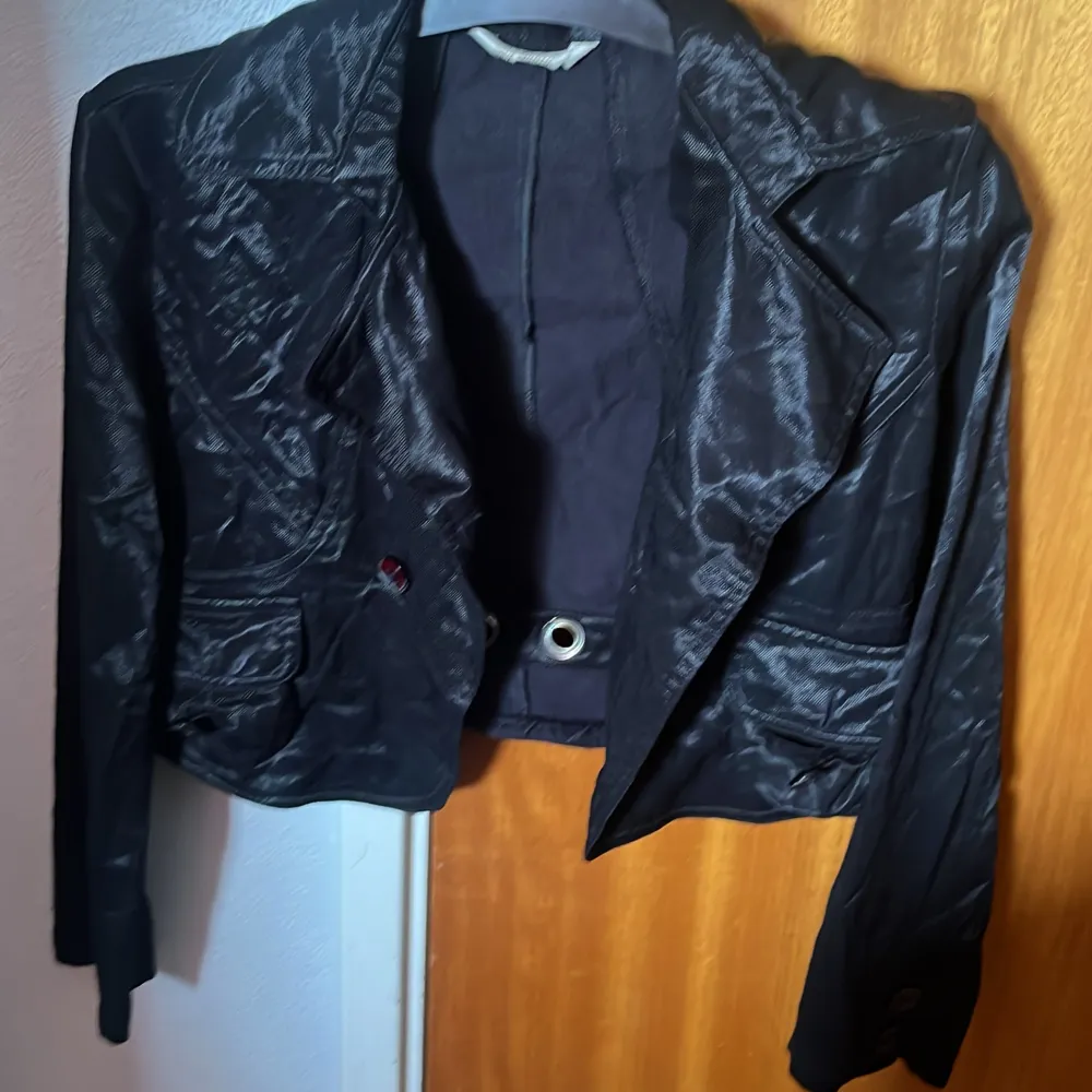  Säljer den här vintage jackan från 1990 det är mammas gamla går inte till användning Den är fortfarande i väldigt bra skick.. Jackor.
