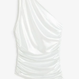 En silvrig lite glitter på men silver och glittrig i verkligheten fin tajt  - Fin tajt och har glitter och e silvrig sitter väldig bra och är väldigt fin. Den är tun materialet är tunt och skön 💞