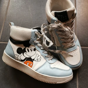 Sneakers höga storlek 38 - Disney Mickey Mouse, storlek 38. Vita och ljusblå. I fint skick.