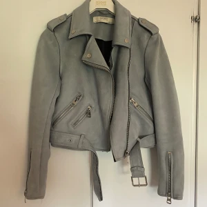 Grå ljusgrå jacka vårjacka mockajacka mocka bälte skärp spänne Zara - Fint skick, sparsamt använd!