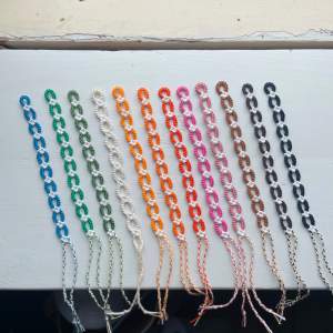 handgjorda vänskapsarmband- daisy chains, görs på beställning💗 färgerna på bilderna är de färger som finns, 30 kr styck💕 kontakta genom chatten via den här annonsen om du vill beställa🌸