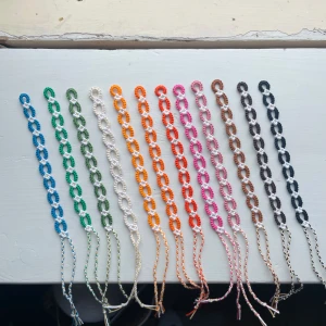 🌸handgjorda armband🌸 - handgjorda vänskapsarmband- daisy chains💗 färgerna på bilderna är de färger som finns, 30 kr styck💕 kontakta genom chatten via den här annonsen om du vill köpa🌸 ‼️nr 9&3 är sålda‼️ 