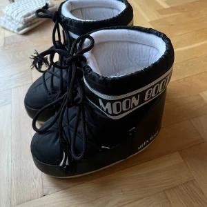 Moonboots - Knappt använda men har råkat trampats upp i några snören (syns på bilderna) går dock att fixa om man knyter om knuten på nytt å fixar till
