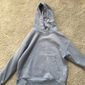 Ljus blå hoodie i storlek 134/140 - En ljus blå hoodie i storlek 134/140 ifrån Lindex kids 