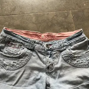 Säljer as snygg lågmidjade shorts med snygga och coola detaljer. Midjemått tvärs över är 37 cm. Skriv gärna för fler frågor eller bilder ❤️