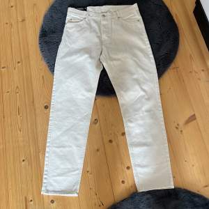 Ett par sprillans nya weekday jeans. Inga defekter på dem. Extremt snygga nu till sommaren.  Midjemått: 90cm  Innerbenslängden:72cm 