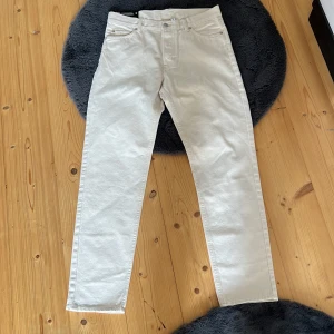 Weekday jeans  - Ett par sprillans nya weekday jeans. Inga defekter på dem. Extremt snygga nu till sommaren.  Midjemått: 90cm  Innerbenslängden:72cm 