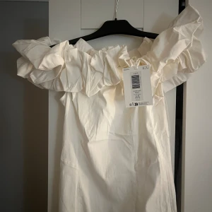 Vit klänning  - Helt ny klängig har bara provat den prislappen är kvar storlek xs💗💗 Ny pris 929