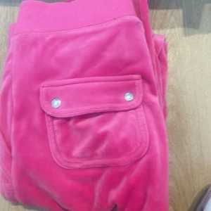 Juciy  - Hej ja Säljer mina juciy pg av att ja inte andvänder dem De har en liten fläck p inne låret från foundation. Men annars är de i bra skick !