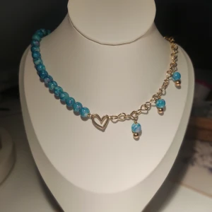 Halsband accessoarer  - ett vackert halsband som kompletterar din skönhet.