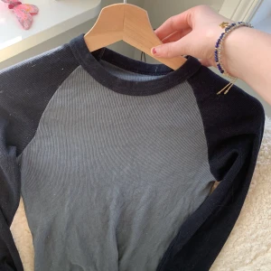 långärmad  - snygg långärmad från brandy melville! sparsamt använd. säljer då den inte kommer till användning!