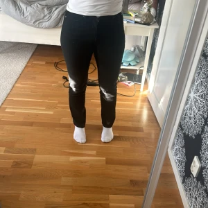 Straight jeans  - Svarta straight jeans från cellbes. Använda men har inte defekter. Mid waist, raka ben och regular fit. Nypris 499kr mitt pris 200kr