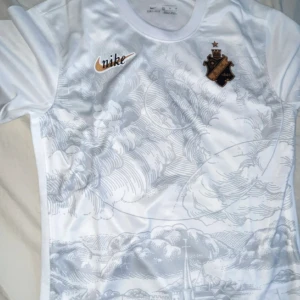 Aik t shirt - Säljer nu min aik t shirt då den ej passar mig och helt enkelt inte kommer användas Storlek M