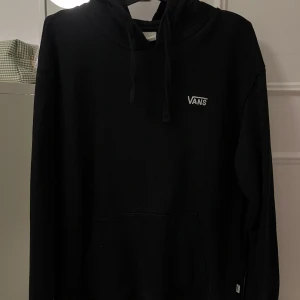 Vans hoodie - Säljer denna vans hoodie i superbra skick! Storlek s men skulle säga att den passar M också😊