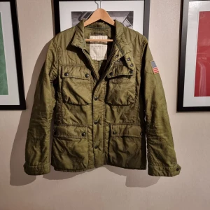 Ralph laurent field jacket - Intressekoll på min sjukt feta raplh laurent field jacket i strl. S, mycket bra skick, tunnt foder i den. Vind och vattenavvisande. Tänker mig runt 1000 för den. Modellen är ca 183. Vid frågor eller fler bilder är det bara att skriva//Kba_Closet 