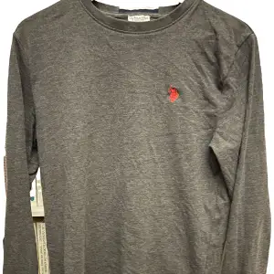 En tunn, långärmad och stilren tröja från Ralph Lauren! Storlek S/M. Grymt skick 9/10!🤩Ny Pris 699kr. 
