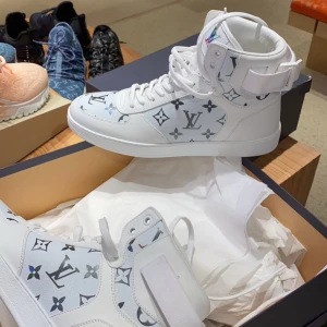 Louis Vuitton skor - Säljer mina louis vuitton skor som jag köpte i london i september 2020. Har använt dem, men de är i bra skick. Säljer då jag inte använder dem längre. Väldigt unika skor, vilket är coolt!