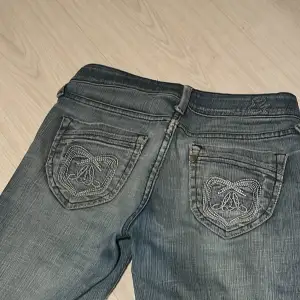 SKITSNYGGA !! Bootcut jeans, som är lågmidjade 😍. Är sparsamt använda och i ett bra skick. Förlängda ca 3 cm i benen, ( syns på andra bilden).  Om du är intresserad eller vill ha mer bilder så är det bara att höra av sig !😊. Tar endast swish ❤️😊💋