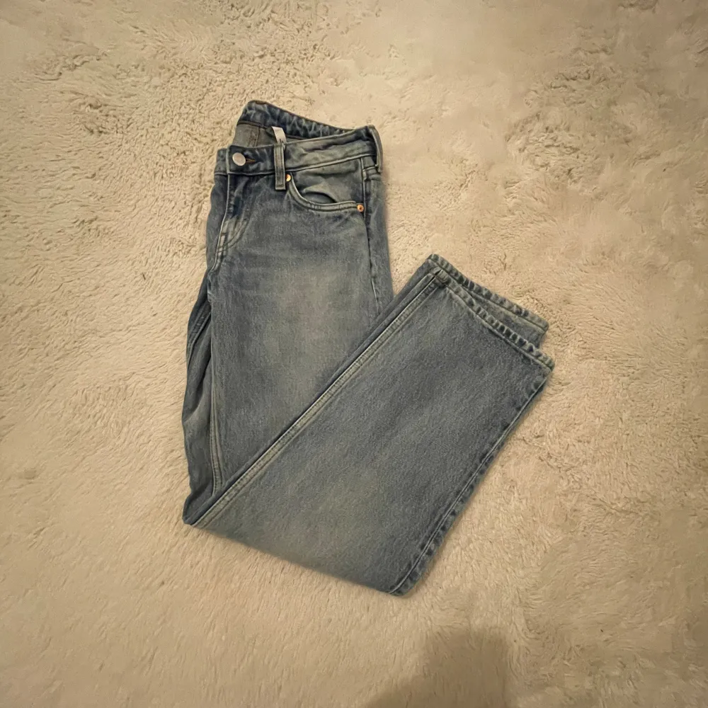 Jätte fina jeans från Weekday. Använda fåtal gånger och säljer pågrund av fel storlek men i fint skick och är i Weekday modellen ”Arrow” + lowwaist! (Obs se bild 4 för en liten fläck på baksida ben, går bort i tvätt?) Köpta för: 590kr 💗💗. Jeans & Byxor.