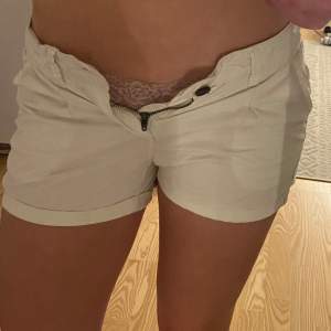 Lågmidjade vita shorts 