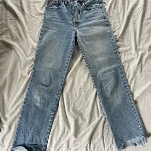 Ett par högmidjade, lightwash jeans från Melville. Storlek 36 med 31cm midjemått och 67cm innerbenslängd. 