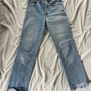 Högmidjade jeans - Ett par högmidjade, lightwash jeans från Melville. Storlek 36 med 31cm midjemått och 67cm innerbenslängd. 