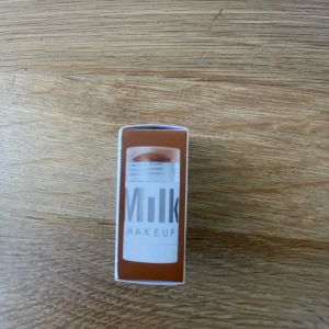 Milk makeup bronzer  - Milk makeup bronzing stick i färgen baked, aldrig använd. Kontakta mig om du är intresserad 💖