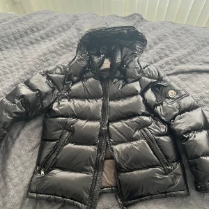 Moncler jacka  - Den är helt ny inga skador eller sådant det är storlek 4 som är L och den är varm och skön pris kan diskuteras och 