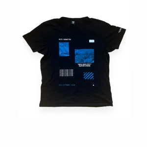 Svart t-shirt - Skick: 7/10! Skriv om du har frågor eller vill se fler bilder 🕸️