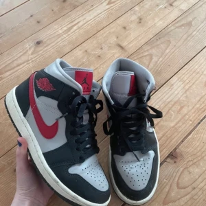 Jordans mid 1 black-Gym-red-college Grey - Knappt använd, bra skick