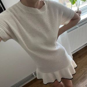 Zara stickad klänning - Intressekoll på denna klänning från Zara. Den är i jättefint skick och helt slutsåld. Från Zaras barnavdelning Fancy Collection i storlek 13/14 år 164cm. Längd ca 79cm, bredd ca 46cm. Den är skulle även passa XS / S som vuxen men är vid i modellen.