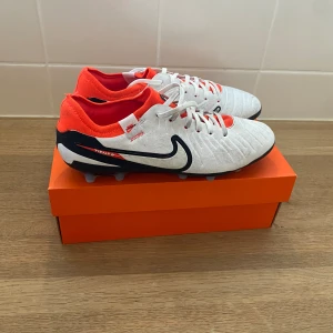 Nike Tiempo Legend 10 A-G PRO Ready Fotbollskor - Nypris: Ca 2000 kr Extremt bra skick! Endast använda 1 gång någonsin Storlek: 40 Box ingår vid köp